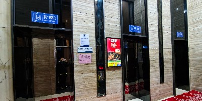 广东东莞万江街道老旧电梯更新成功，国补助力居民安全出行