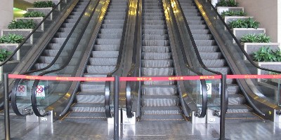 自动扶梯文明乘梯指南：理性看待"左行右立"